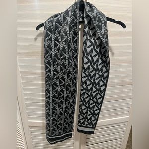 Michael Kors Scarf Reversible Monogram in Silver and Charcoal